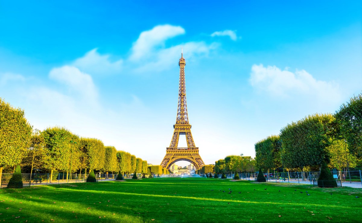 Painting the Eiffel Tower in Paris