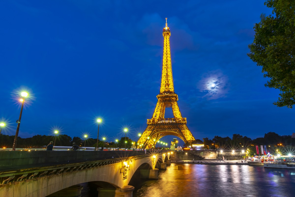 Eiffel tower by night