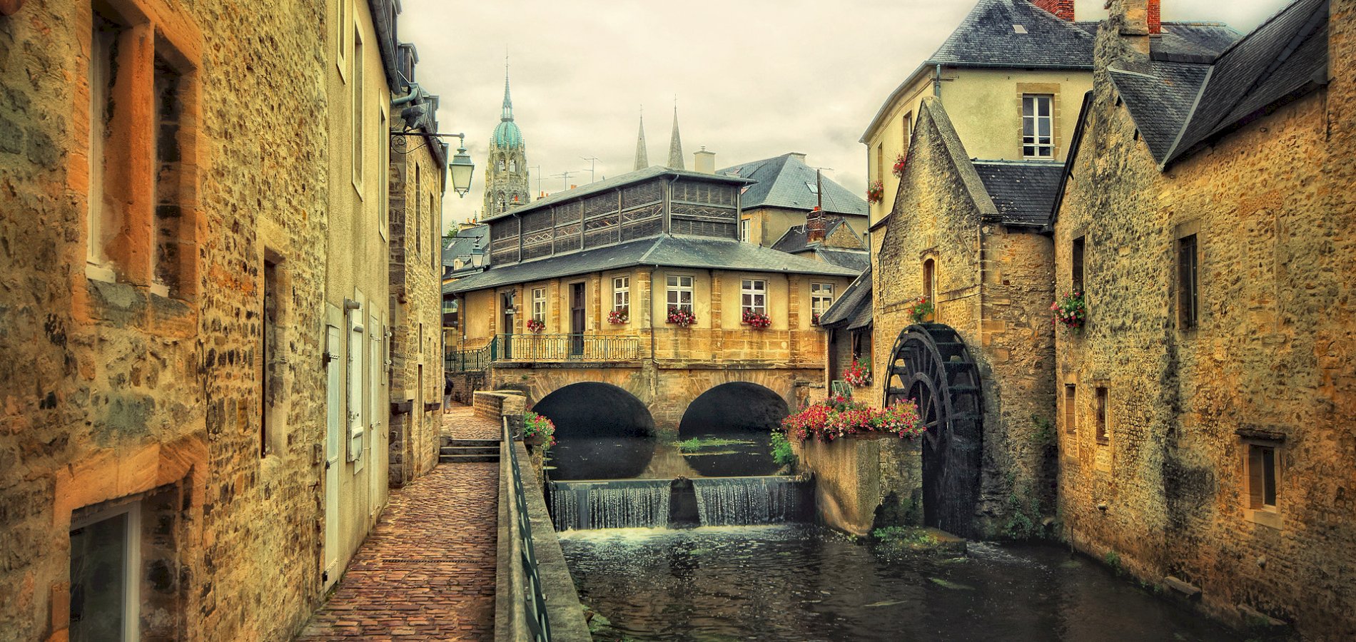 Ophorus Tours - Bayeux Private Transfer from Hotel to train station