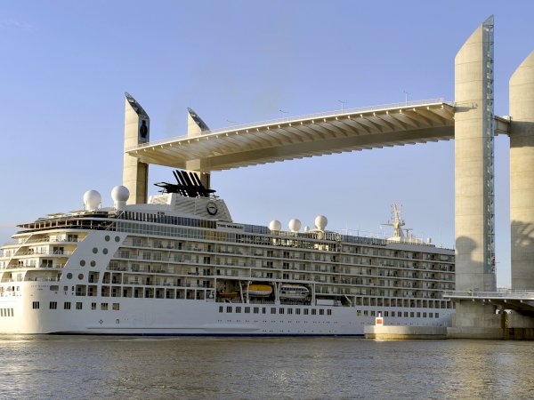 Ophorus Tours - Seamless Cruise Connection: Bordeaux to Le Verdon Private Port Transfer