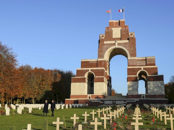 Ophorus Tours - Trenches & Tunnels of the Somme: Private WW1 Tour from Lille