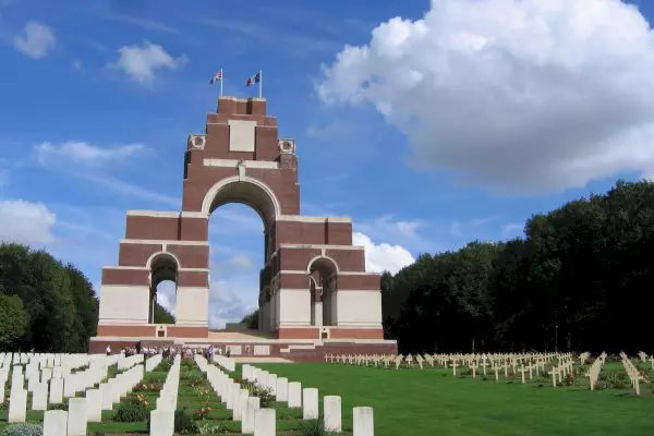 Trenches & Tunnels of the Somme: Private WW1 Tour from Lille