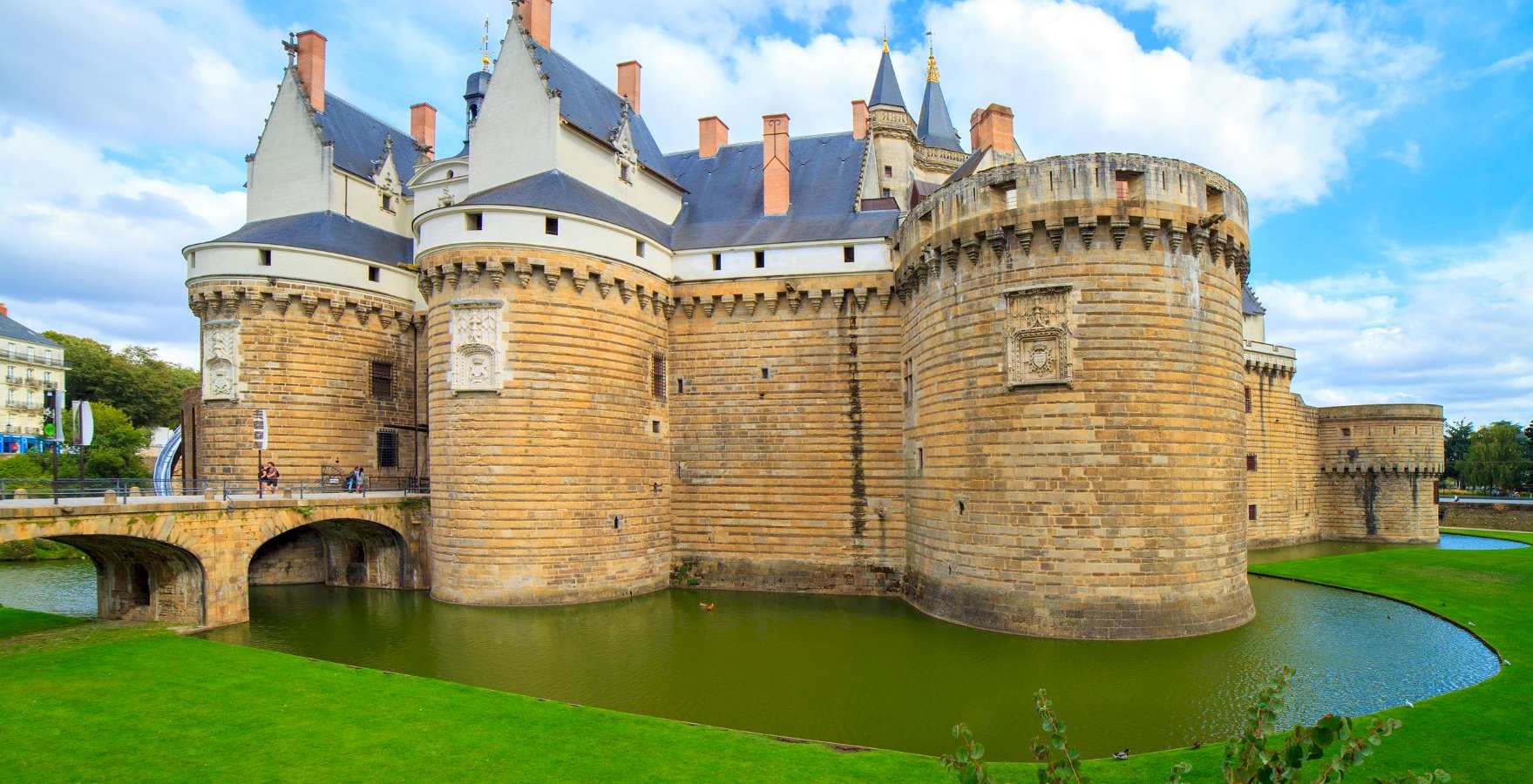 Ophorus Tours - Unforgettable French Journey: Bordeaux to Nantes Private Transfer