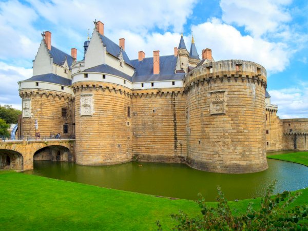 Ophorus Tours - Unforgettable French Journey: Bordeaux to Nantes Private Transfer
