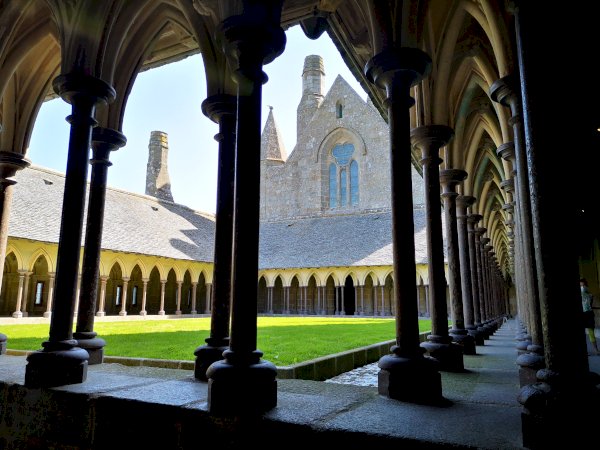Ophorus Tours - Bayeux to Mont Saint-Michel Shuttle with Abbey Tickets Included