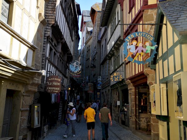 Ophorus Tours - Bayeux to Mont Saint-Michel Shuttle with Abbey Tickets Included