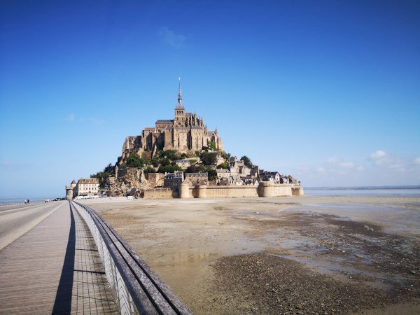 Ophorus Tours - Bayeux to Mont Saint-Michel Shuttle with Abbey Tickets Included