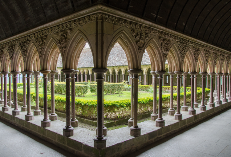 Ophorus Tours - Bayeux to Mont Saint-Michel Shuttle with Abbey Tickets Included