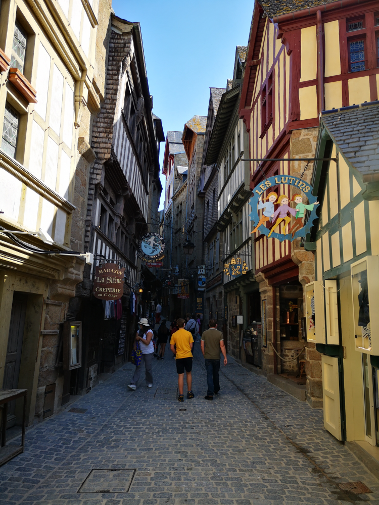 Ophorus Tours - Bayeux to Mont Saint-Michel Shuttle with Abbey Tickets Included