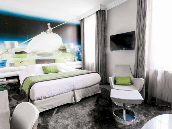 Ophorus Tours - Hotel Cour du Corbeau (Strasbourg) / Hostellerie du Chapeau Rouge (Dijon) - or similar