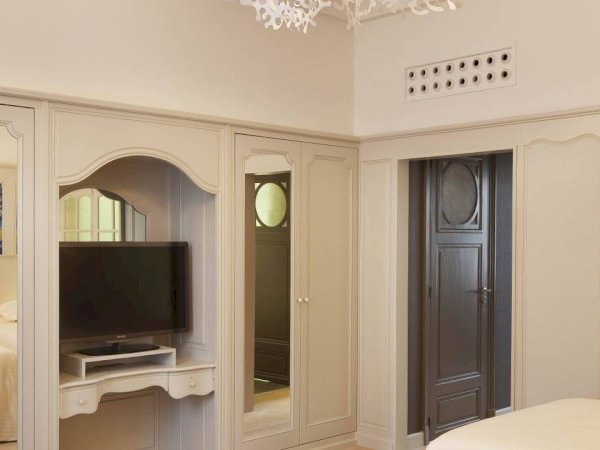 Ophorus Tours - Hotel La Bourdonnais (Paris) / Hotel du Luxembourg (Bayeux) / Hotel Océania L'Univers (Tours) - or similar