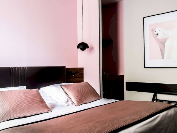 Ophorus Tours - Hôtel de la Paix (Reims) - Hôtel Cour du Corbeau (Strasbourg) - Hostellerie du Chapeau Rouge (Dijon