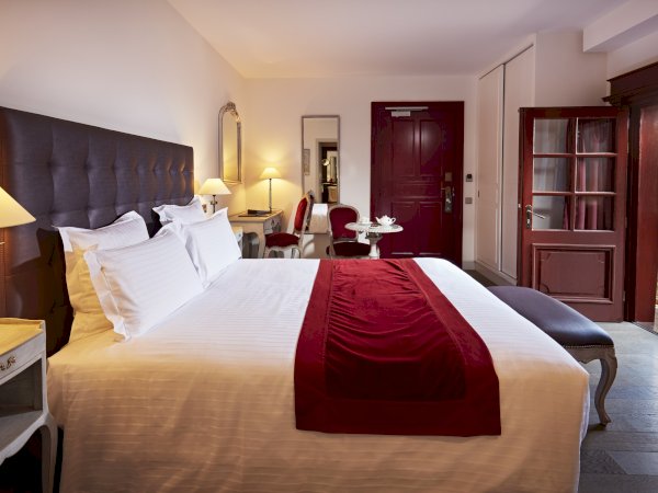 Ophorus Tours - Hotel Cour du Corbeau (or similar)