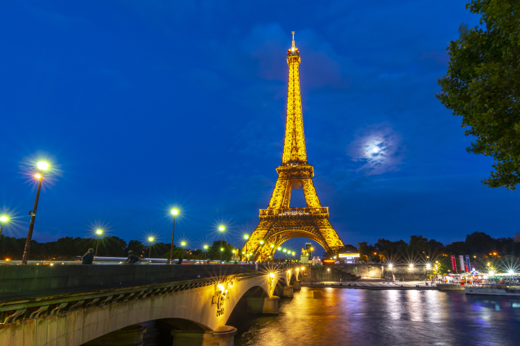 Ophorus Tours - Luxury VIP Seine River Dinner Cruise in Paris with Private Hotel Transfers