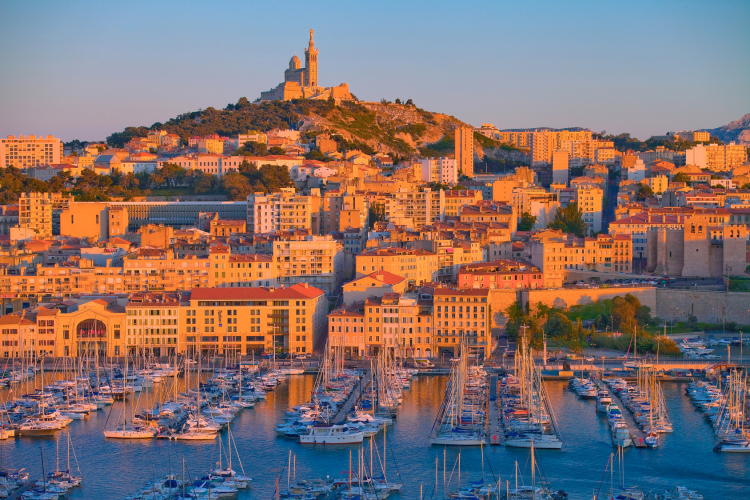 Ophorus Tours - Private Tour to Avignon & Châteauneuf-du-Pape from Marseille