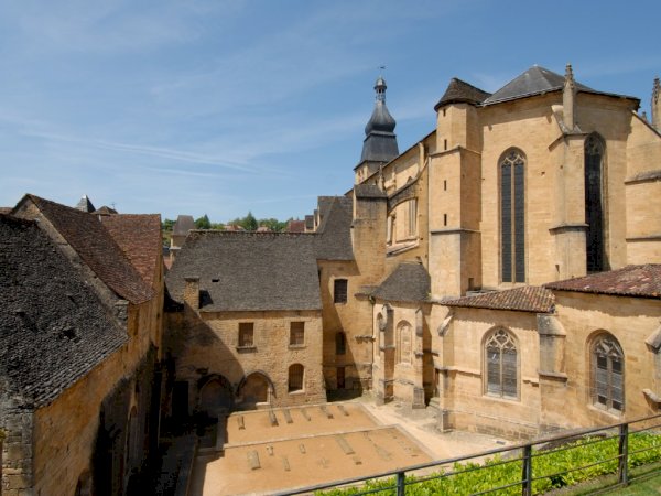 Ophorus Tours - Step Back in Time: Private Walking Tour of Medieval Sarlat