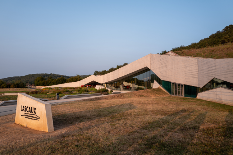 Ophorus Tours - Lascaux IV International Center : A Glimpse into Prehistoric Cave Art
