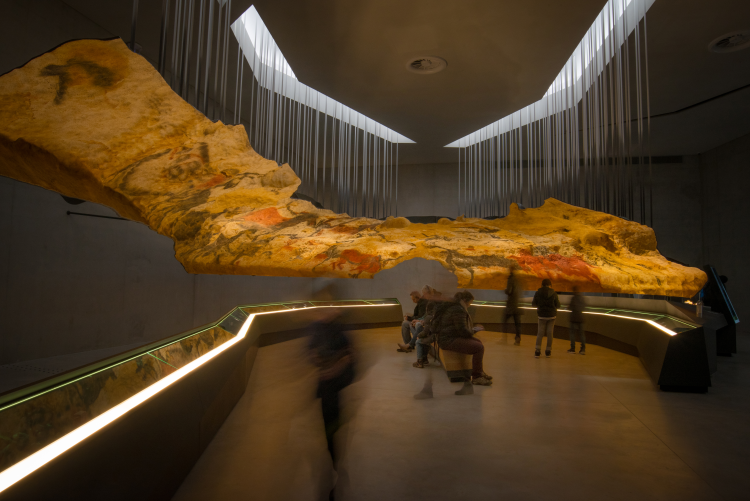 Ophorus Tours - Lascaux IV International Center : A Glimpse into Prehistoric Cave Art