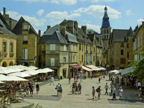Ophorus Tours - From Brive Airport to Sarlat la Canéda Private Transfer