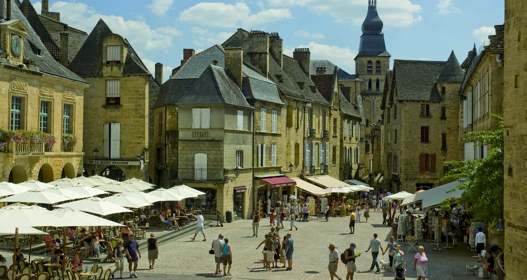 Ophorus Tours - From Brive Airport to Sarlat la Canéda Private Transfer