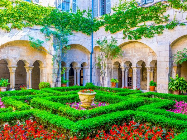 Ophorus Tours - Arles, Saint Rémy & Les Baux : A Cultural Tour in Provence