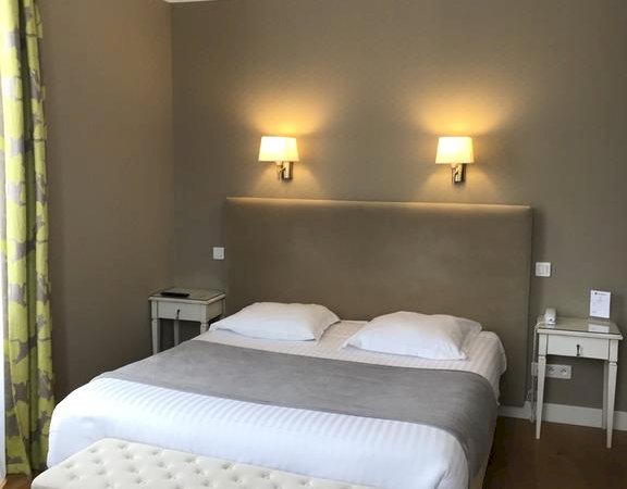Ophorus Tours - Hotel Quality Suite (Bordeaux) - Hotel Le Renoir (Sarlat) - or similar