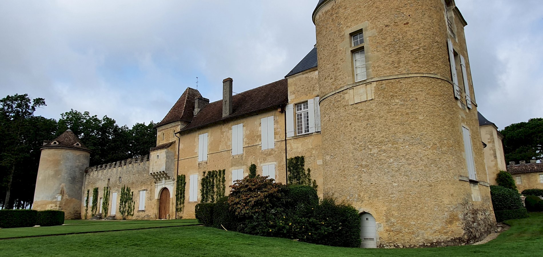 Ophorus Tours - Experience Sauternes Prestige: Château d'Yquem & Château Guiraud Wine Tour