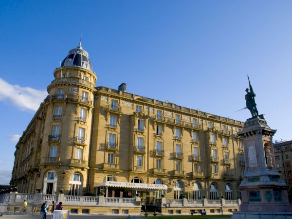 Ophorus Tours - Hotel Villa Foch (Bordeaux) - Hotel Maria Cristina (San Sebastian)