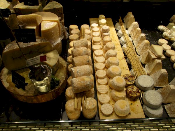 Ophorus Tours - Taste of Lyon: Shared Food Tour at Les Halles de Lyon Paul Bocuse