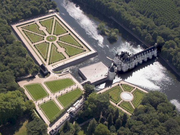Ophorus Tours - Chambord & Chenonceau: Private Loire Valley Châteaux Tour by Train from Paris